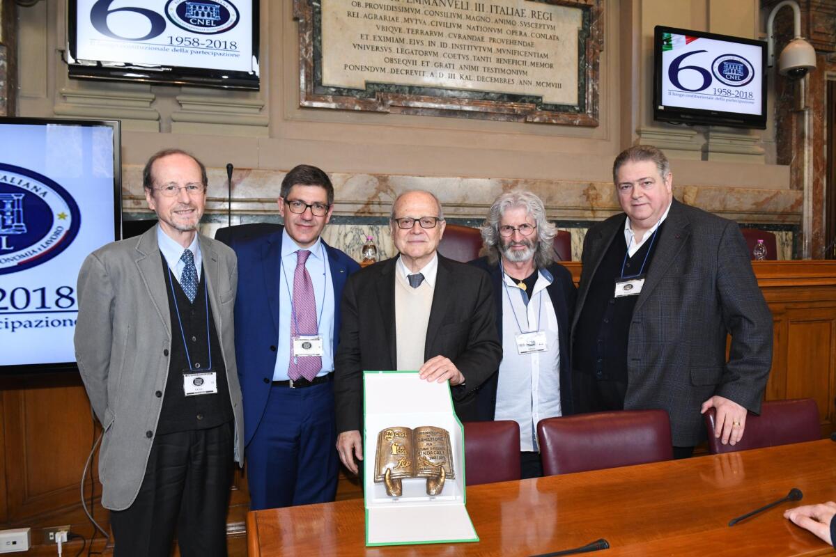 Concluso il corso Fai Cisl, in omaggio le opere dello scultore Colagrossi - 