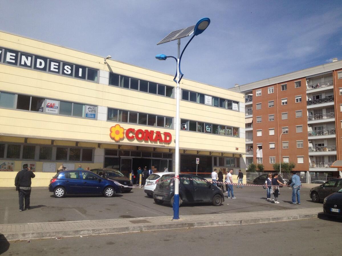 Due cassieri del Conad di via Ugo La Malfa, ad Aprilia, presi a calci e pugni da un cliente: scatta la denuncia. - 