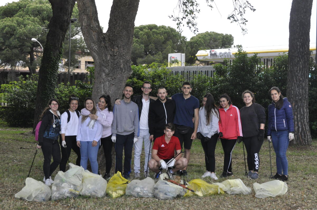 I giovani di Aprilia puliscono il parco di via dei Mille, "Triste vederlo così sporco" - 