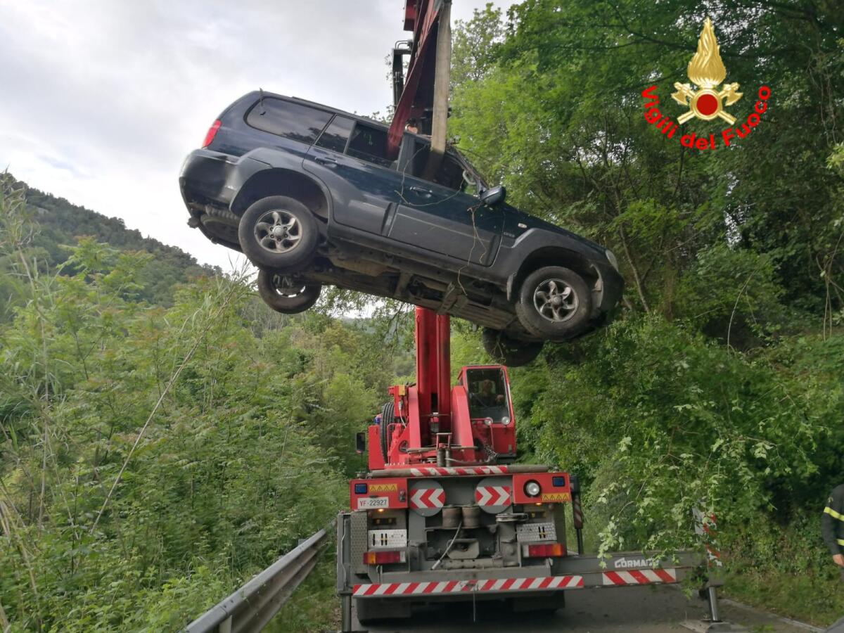 Un’auto esce fuori strada, sulla provinciale Valvisciolo, a Bassiano, e finisce in una scarpata. - 