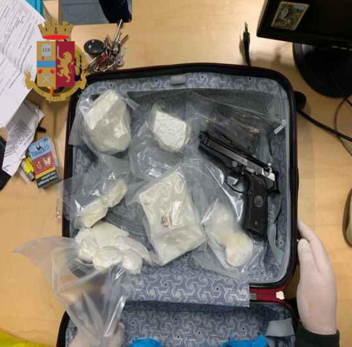 Inseguito e arrestato: in auto 1,5 kg di cocaina e armi - 