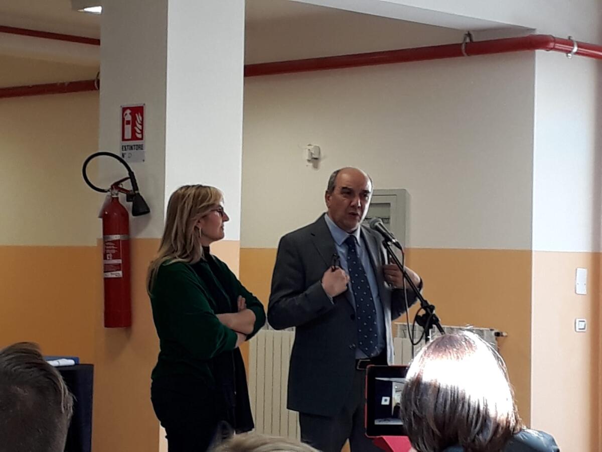 Tanti applausi per la coraggiosa preside Eugenia Carfora, l'incontro ad Aprilia - 