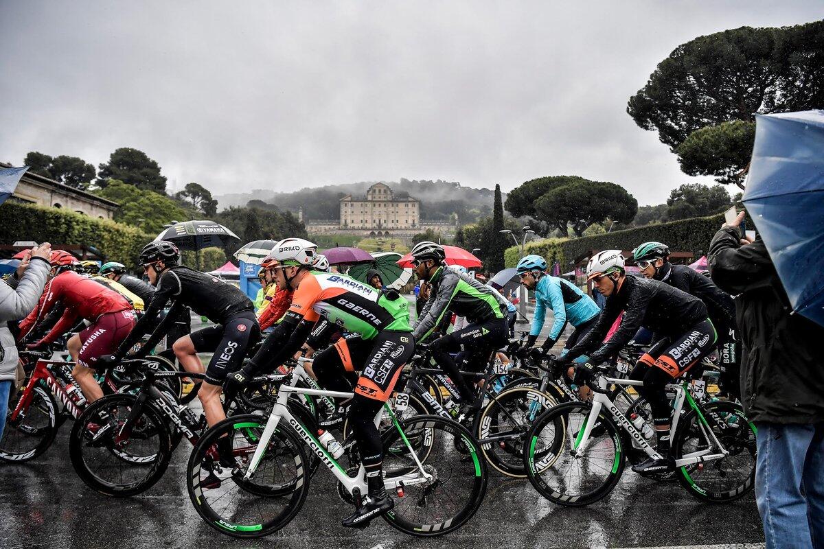 Frascati-Terracina, la quinta tappa del Giro d'Italia: l'entusiasmo sotto la pioggia travolge due province - 