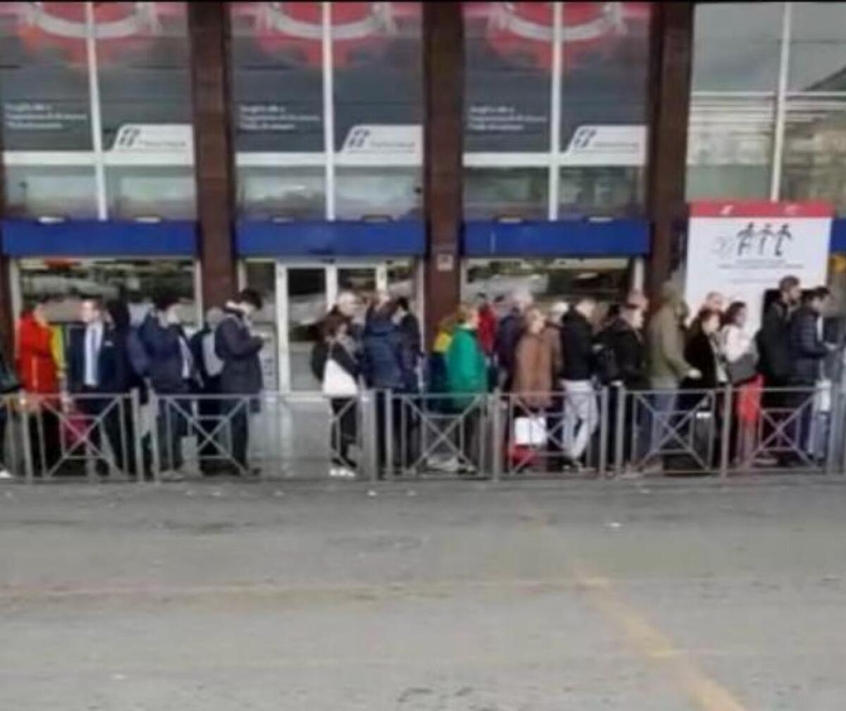 Lunghe code a Termini in attesa di un taxi, la protesta - 