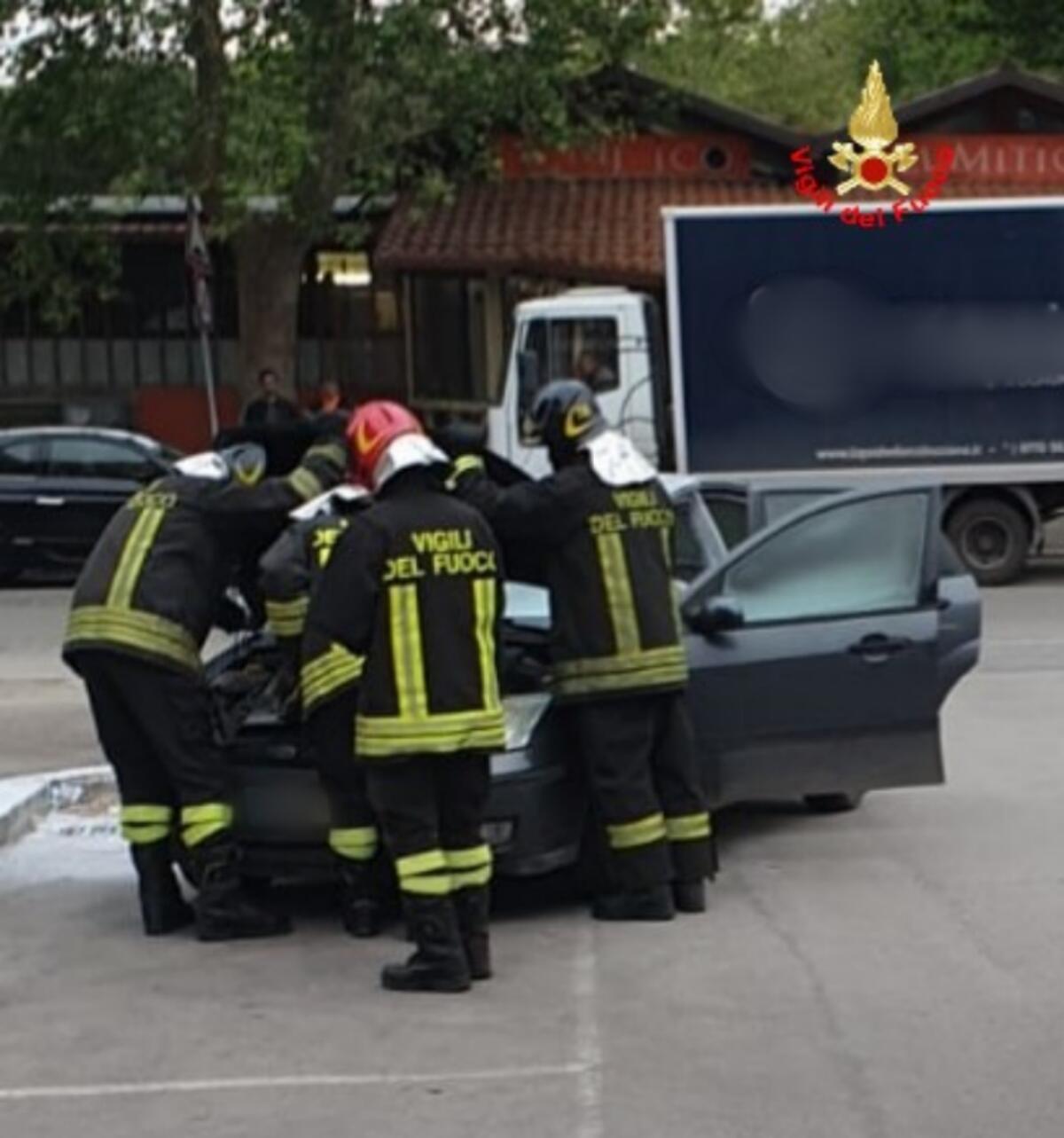 Fiamme sulle auto in corsa: due interventi ieri ad Aprilia dei vigili del fuoco. - 