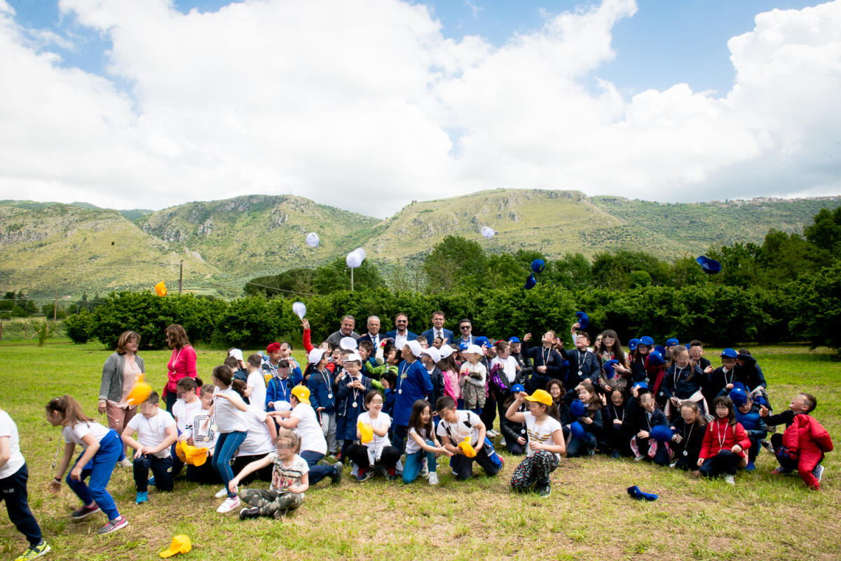Ai Giardini di Ninfa la premiazione degli studenti vincitori del concorso di Acqualatina “Disegna il risparmio idrico 2019”. - 