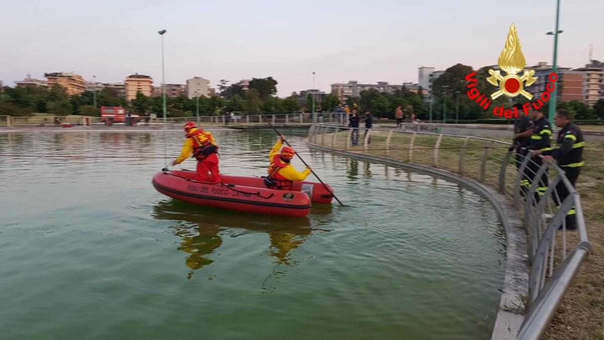 Il corpo di un uomo, senza vita, recuperato dal laghetto artificiale del Parco San Marco, a Latina. - 