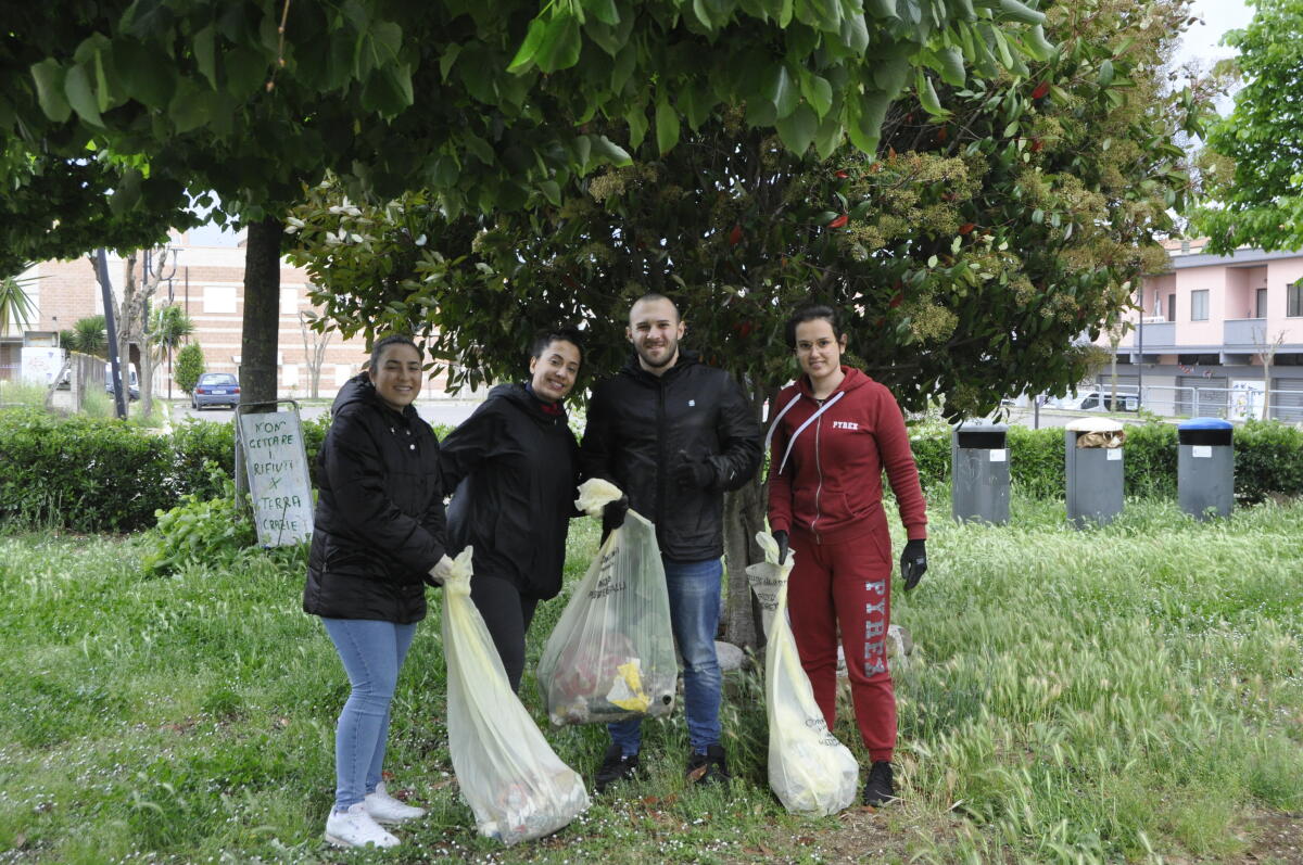 Iniziamo da me, ad Aprilia i giovani si mobilitano per pulire la città - 