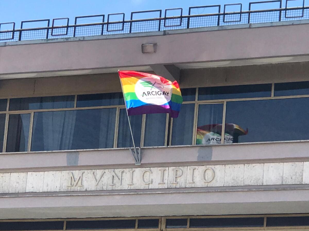 Giornata Internazionale contro l’omotransbifobia: i Comuni di Aprilia e Latina espongono la bandiera arcobaleno”. - 