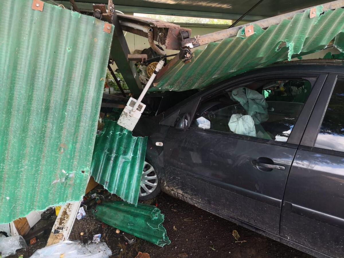 Con l'auto contro un chiosco di frutta e verdura, guidava ubriaca: multa di mille euro - 