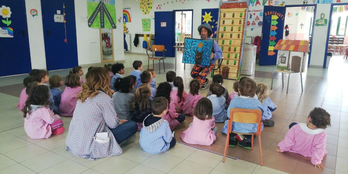 Aprilia, i bimbi della scuola "Zona Leda" incontrano il cantautore Massimiliano Maiucchi - 