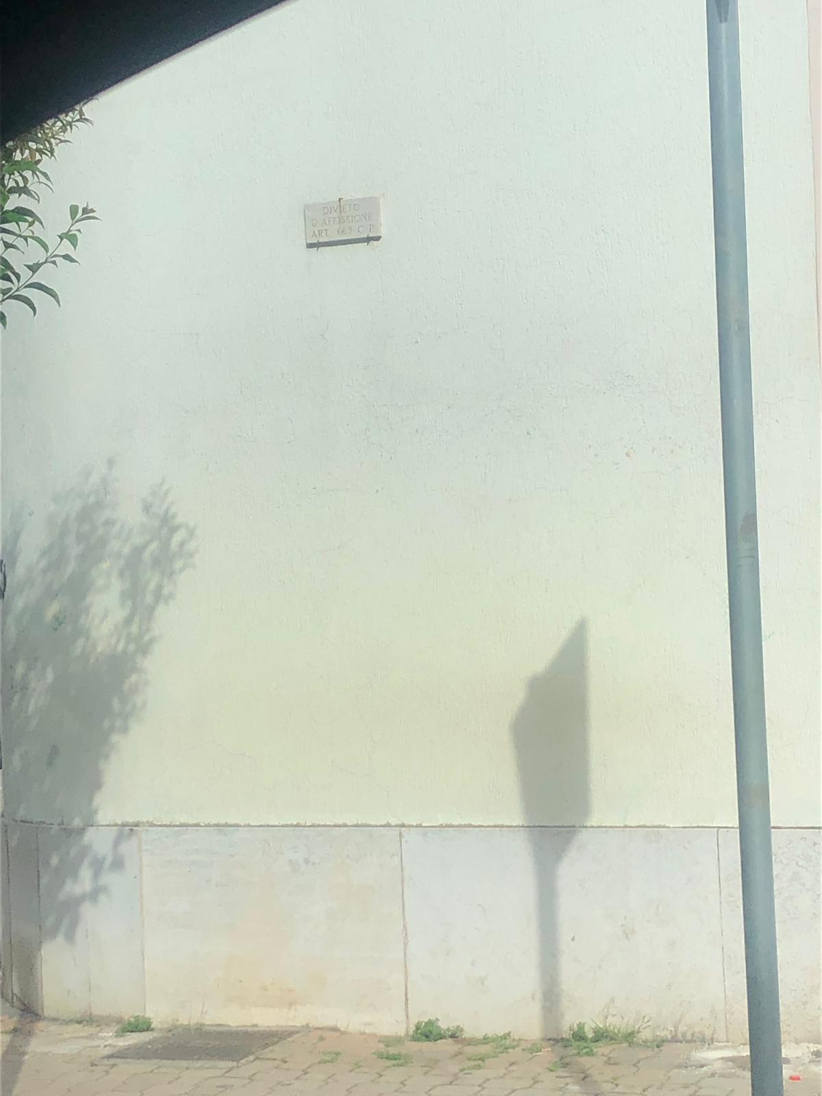 Aprilia, rimosse le bacheche in centro. Stop alle affissioni abusive - 