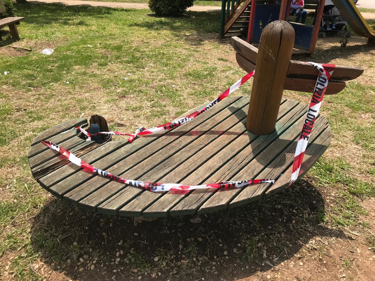 Aprilia - Vandali al parco Manaresi, giochi distrutti e interdetti - 