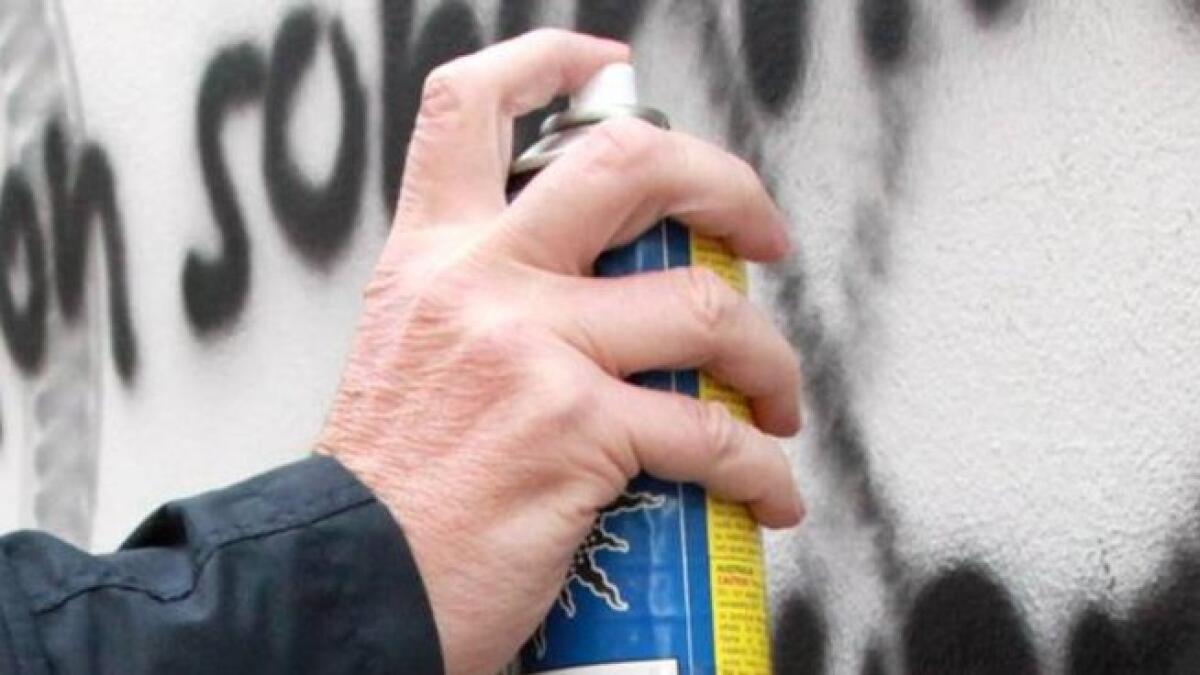 Scritte ingiuriose sul muro del vicino di casa e in tutta la città: arrestato a Sabaudia uno stalker seriale. - 