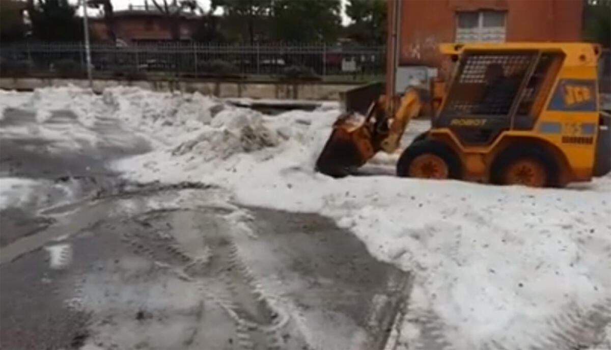 Danni alla Scuola Collodi di Anzio per la copiosa grandinata di ieri notte. Sopralluogo del Comune. - 