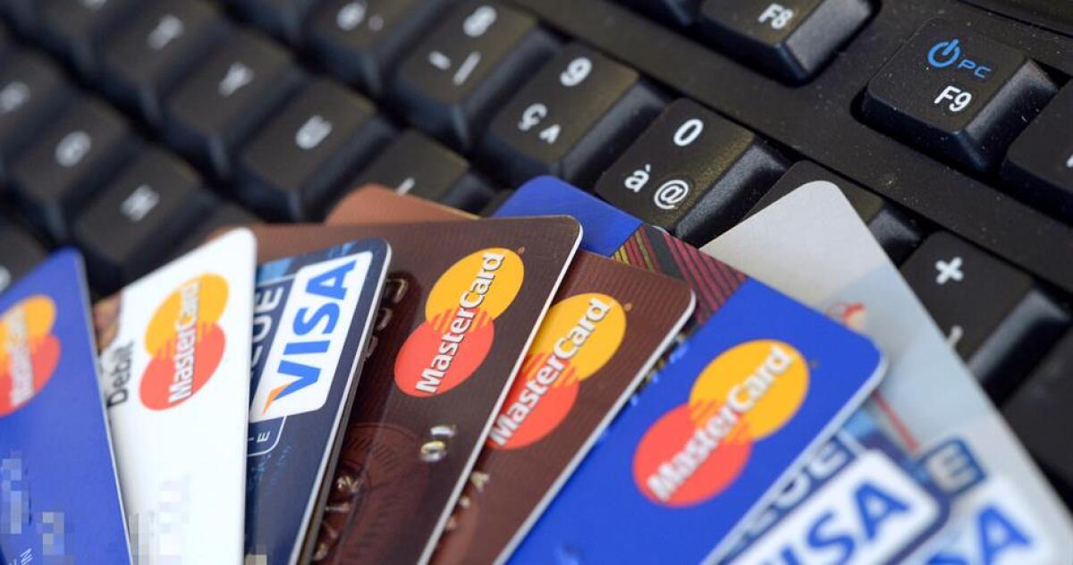 Rubano delle carte di credito da un’auto e tentano di fare acquisti. Due arresti a Latina. - 
