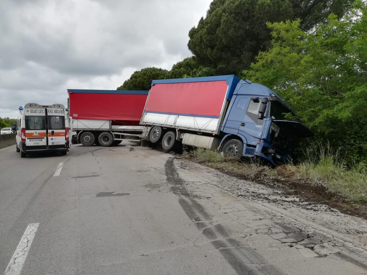 Tir fuori strada sulla Pontina, a Borgo Montello: strada chiusa al traffico e lunghe code. - 
