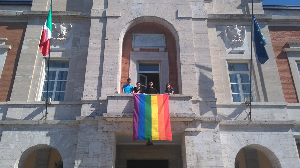 la bandiera rainbow esposta in Comune a Latina