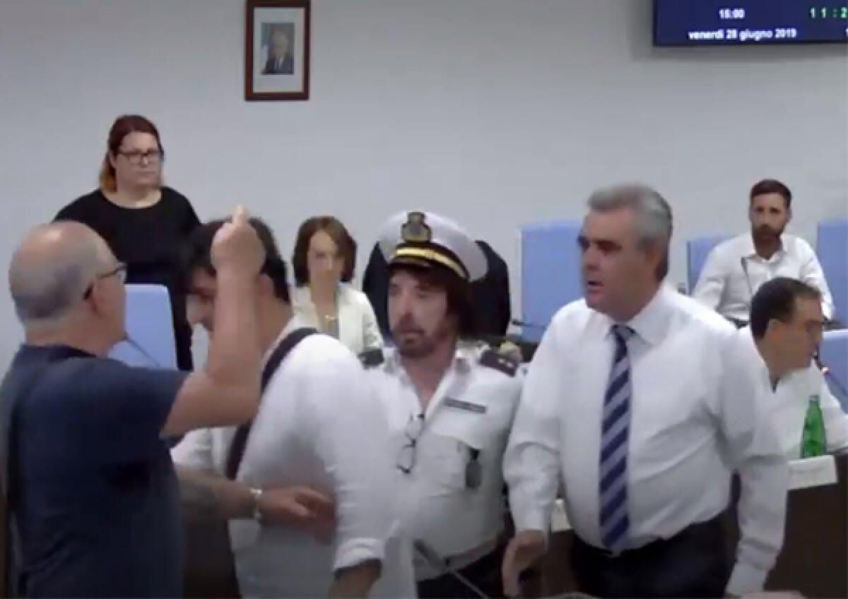 Irruzione in Consiglio Comunale ad Aprilia: "Chiedo scusa, ma noi cittadini esasperati" - 