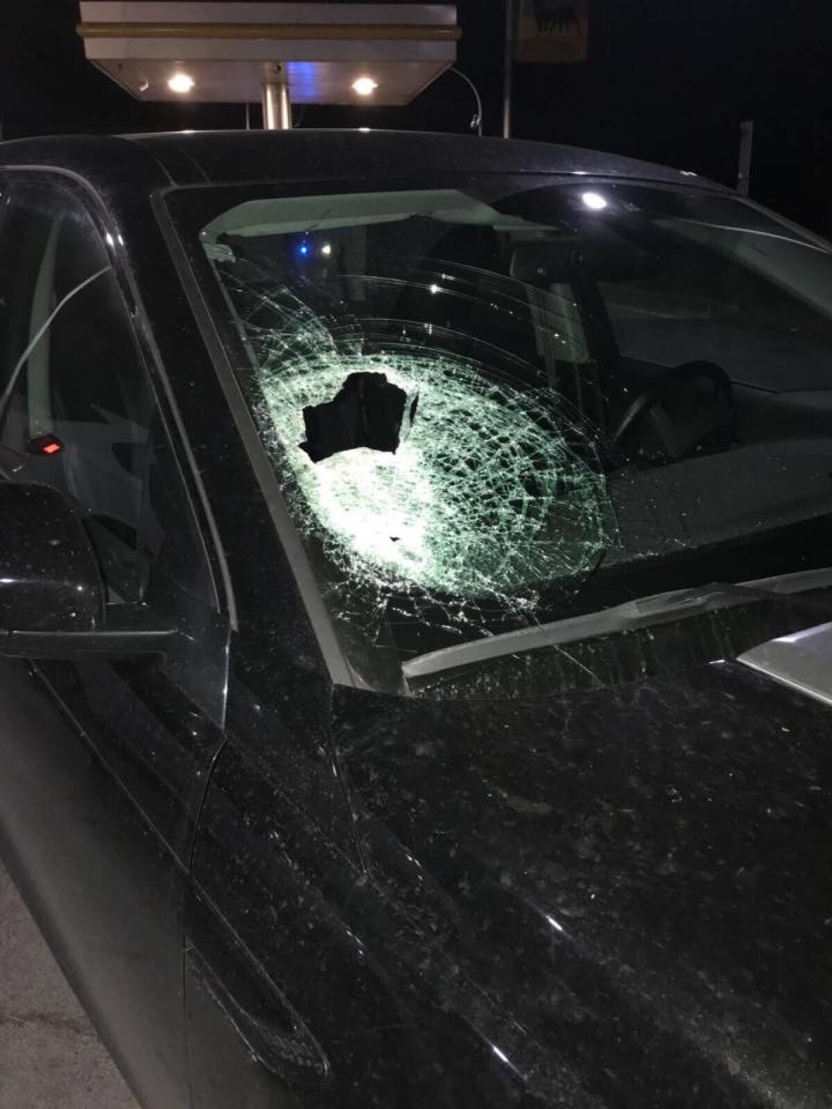 APRILIA – Lancio di sassi contro le auto in transito, a Campo di Carne, in piena notte. - 
