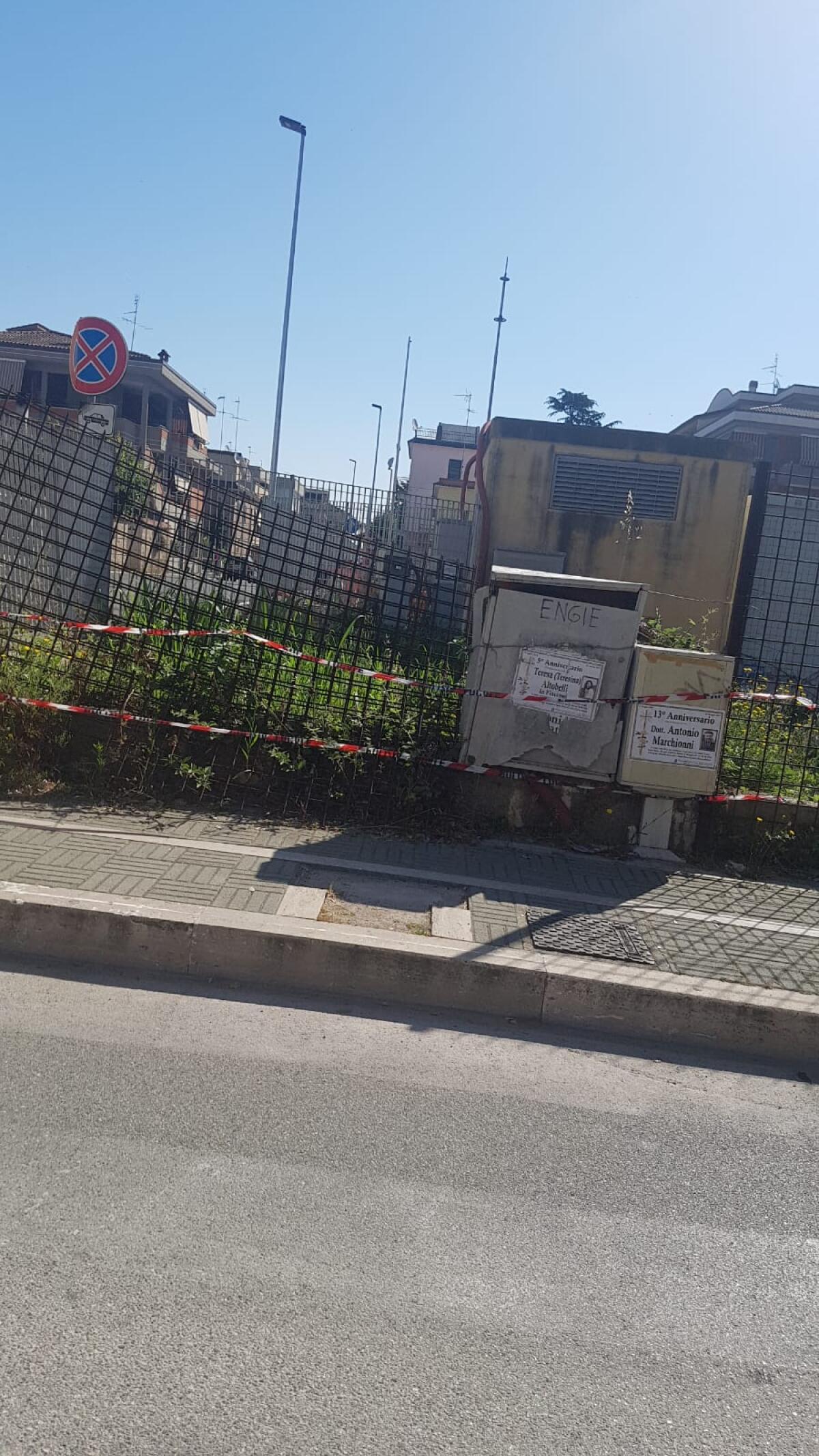 Recinzione pericolosa ad Aprilia in via Galilei, la denuncia di un cittadino - 
