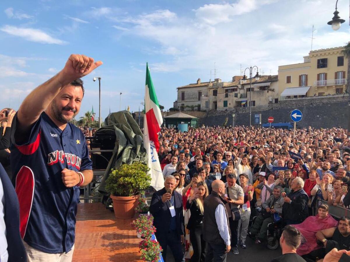 A Nettuno folla per Salvini, ma ci sono anche gli striscioni "Restiamo umani" - 