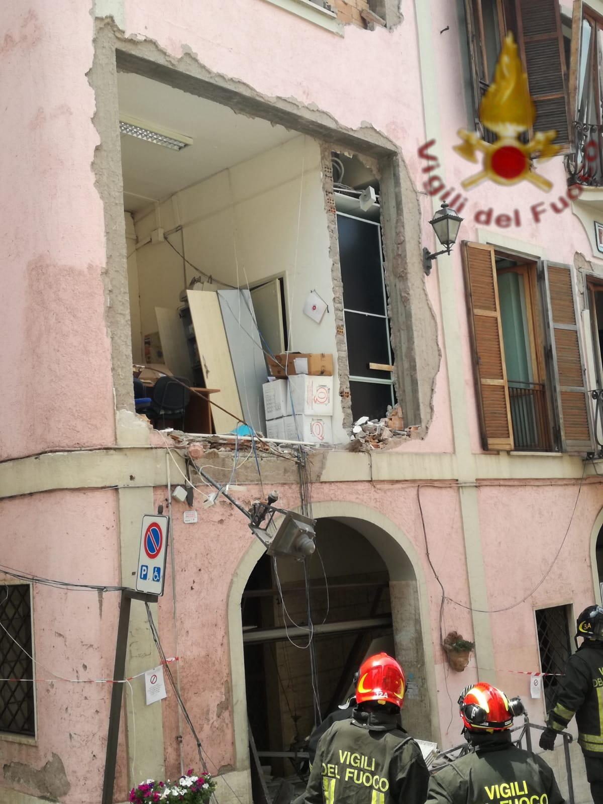 Esplosione nel palazzo Comunale di Rocca di Papa, 16 feriti: tra loro il sindaco e 3 bambini - 