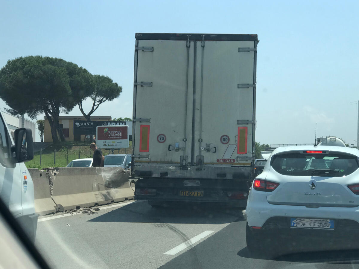 Tir contro il guard rail sulla Pontina, traffico in smaltimento - 