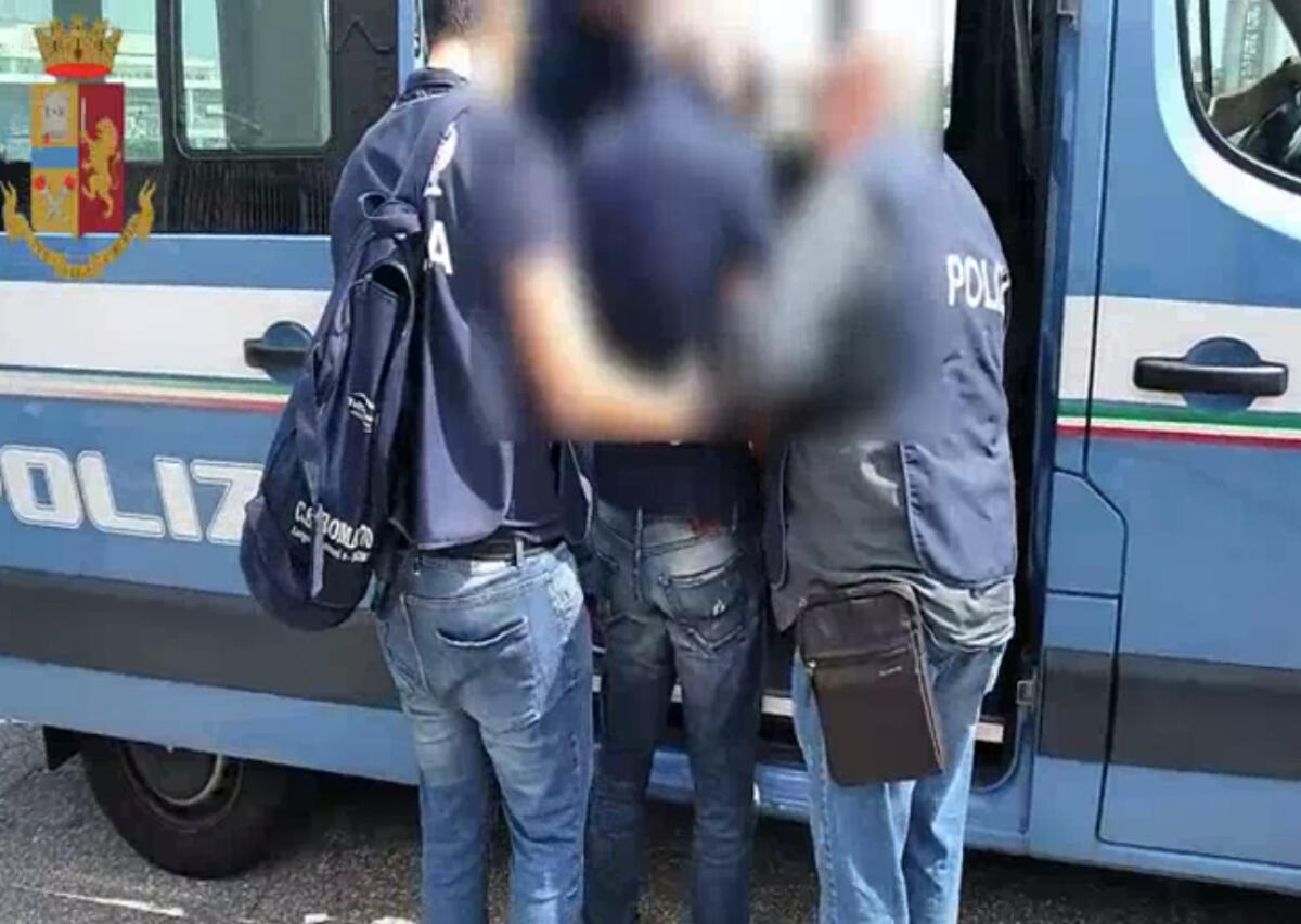 Tunisino espulso per terrorismo aggredisce gli agenti - 