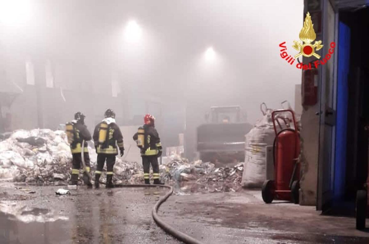 Fiamme all’interno di un’azienda di stoccaggio di rifiuti, a Cisterna. - 