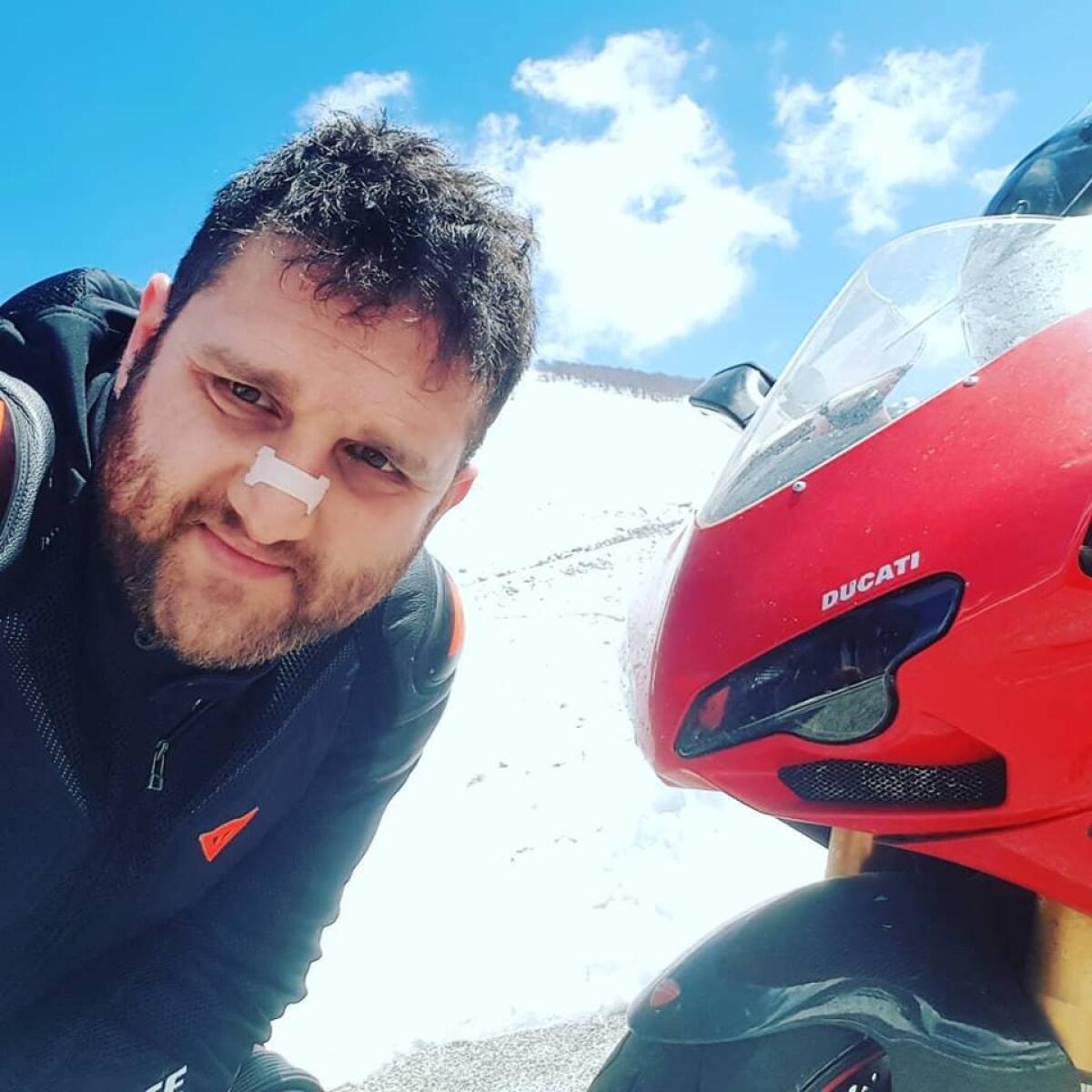 Scontro tra moto e auto a Tor San Lorenzo, muore il 29enne Ezio Lanzi - 