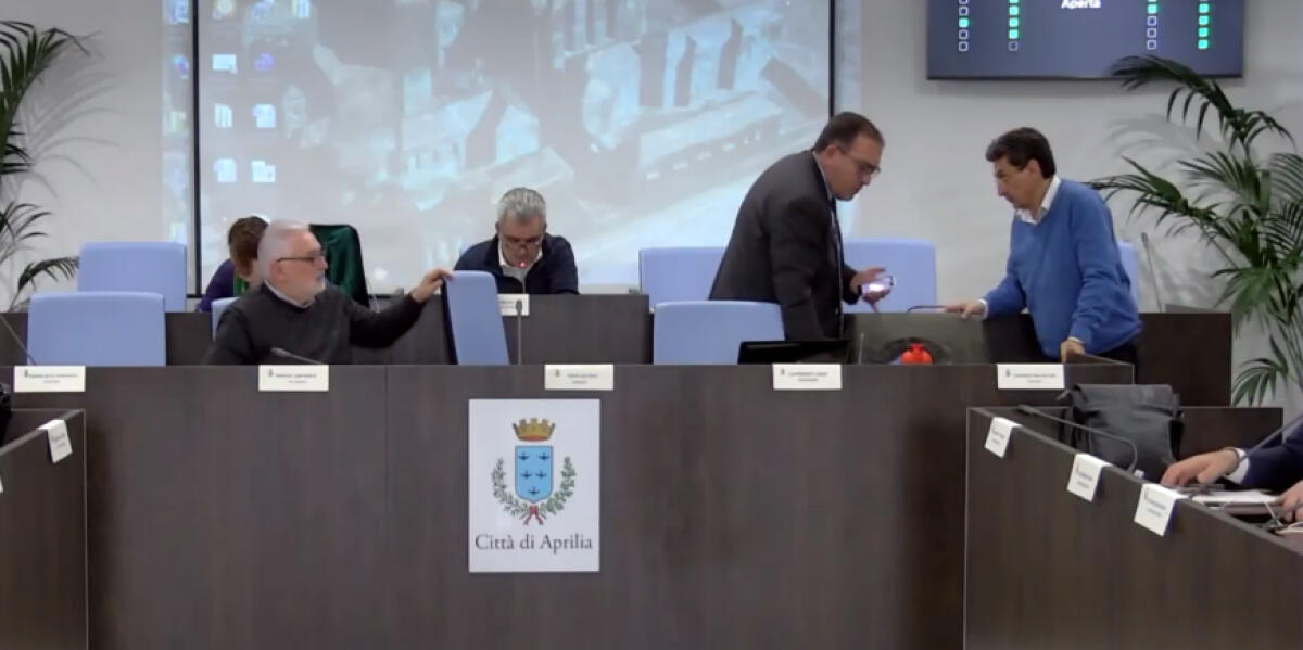 Disordini questa mattina durante il Consiglio Comunale di Aprilia: un cittadino inveisce contro il Sindaco. - 