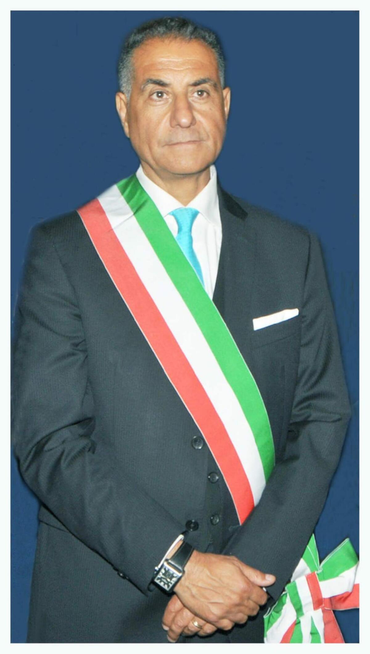 Catena umana per un salvataggio in mare ad Anzio, il sindaco: "La nostra parte migliore" - 