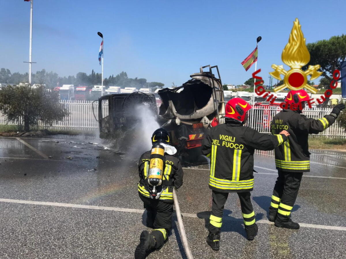 Autocisterna in fiamme sull’Ardeatina: ripristinata la viabilità locale e sul GRA. - 