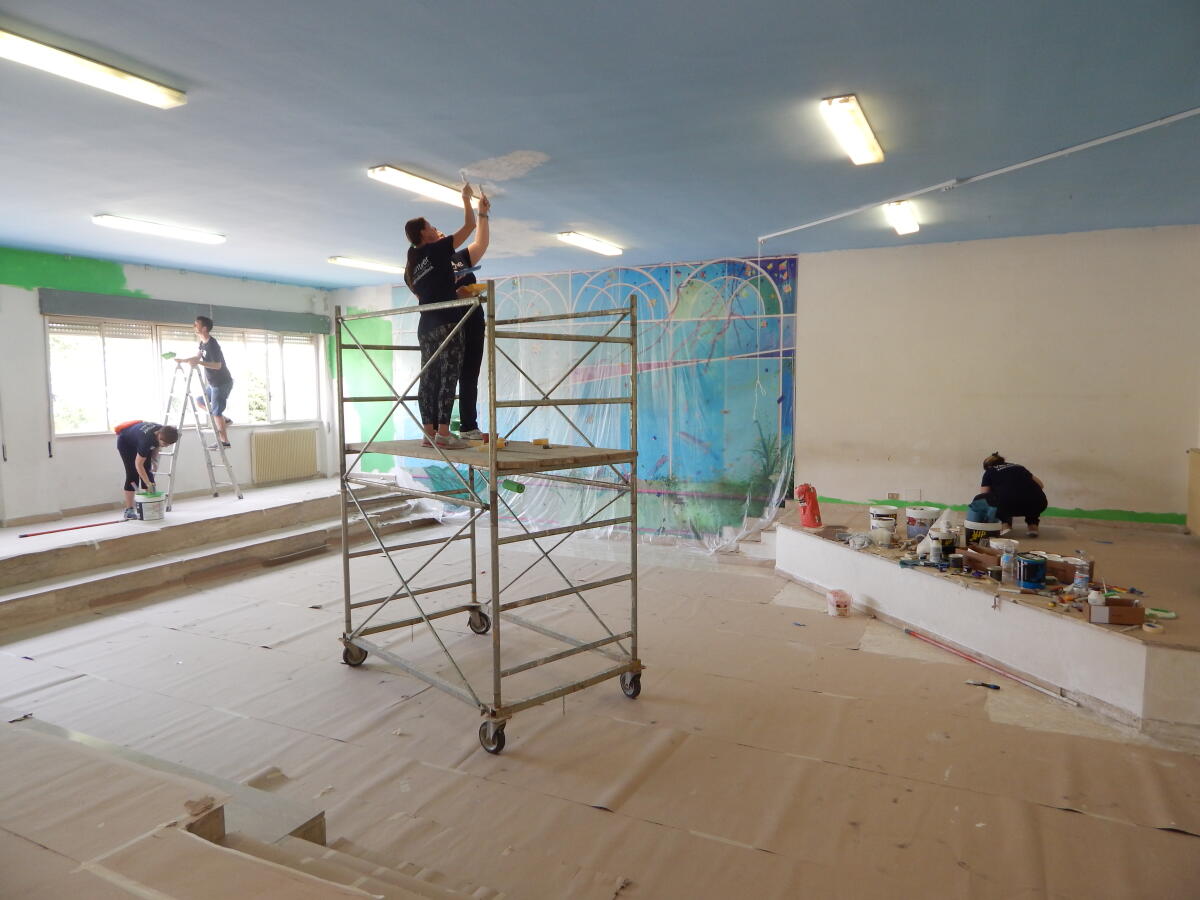 APRILIA – Visita del Sindaco ai dipendenti di AbbVie, impegnati in attività di volontariato alla scuola di Campo di Carne. - 