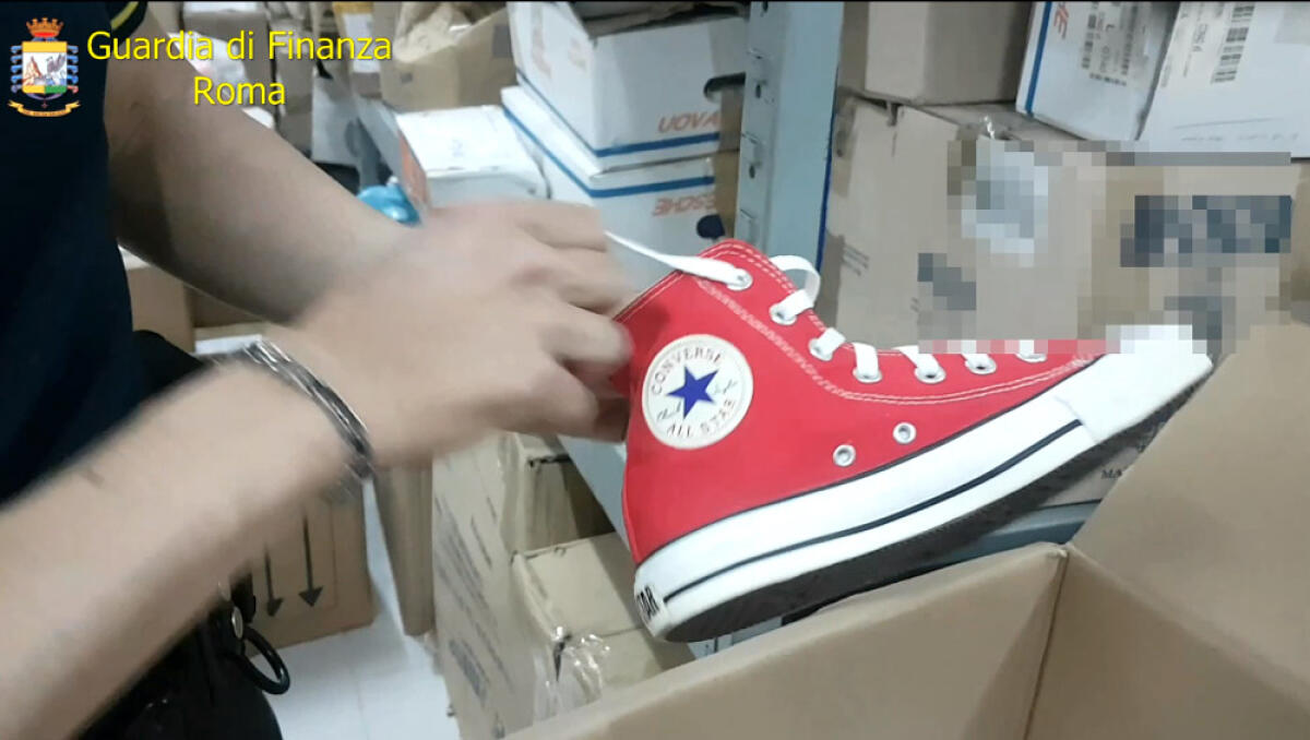 Sequestrate dalla Finanza di Roma oltre 300mila paia di Converse “tarocche”: denunciati 6 cittadini cinesi. - 