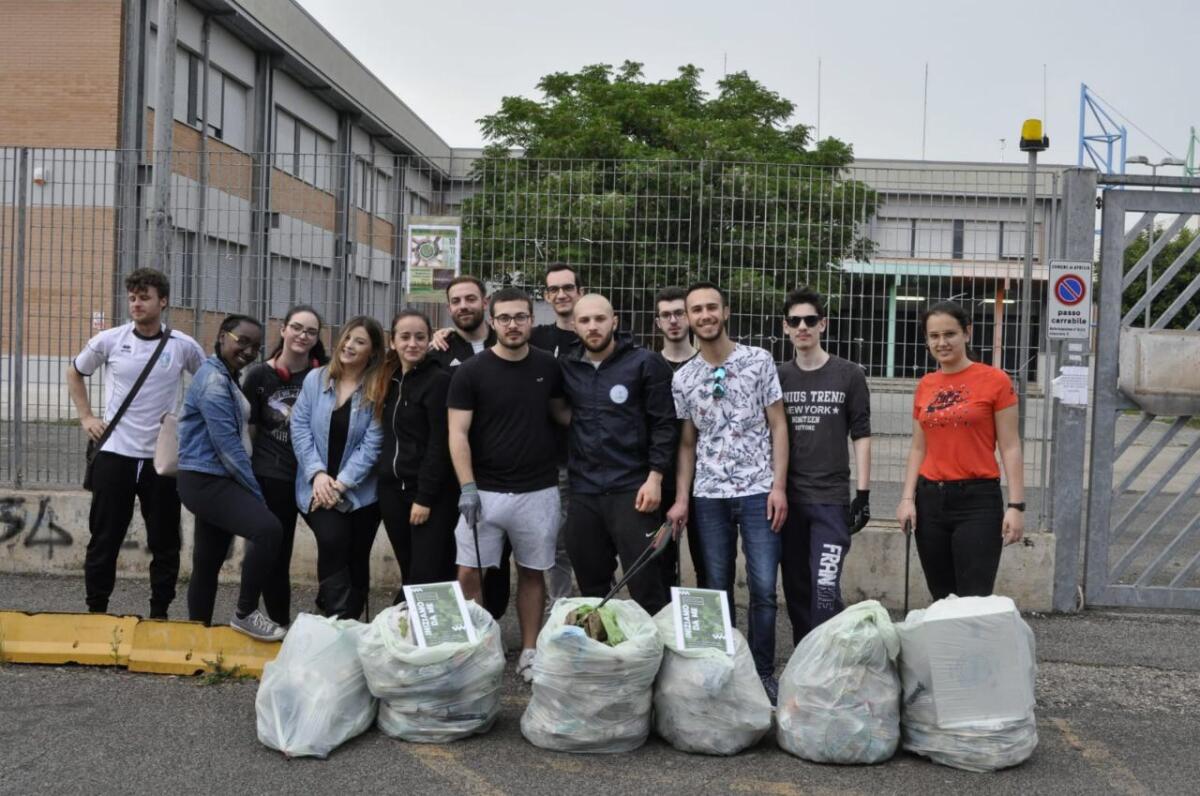 “Iniziamo Da Me”: nuova giornata di pulizia ad Aprilia davanti agli Istituti “Meucci” e "Rosselli”. - 