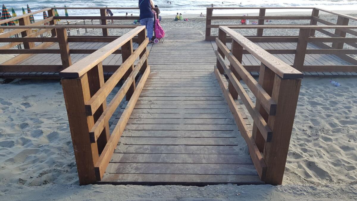Atti vandalici sulle passerelle del lido di Latina appena restaurate. Interviene il Comune. - 