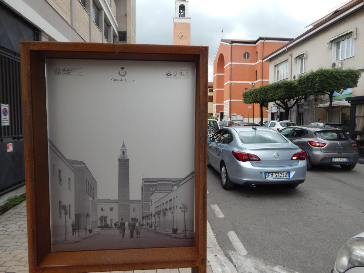 Nuovi arredi nel centro di Aprilia per lanciare il Centro Commerciale Naturale. Interventi quasi ultimati. - 