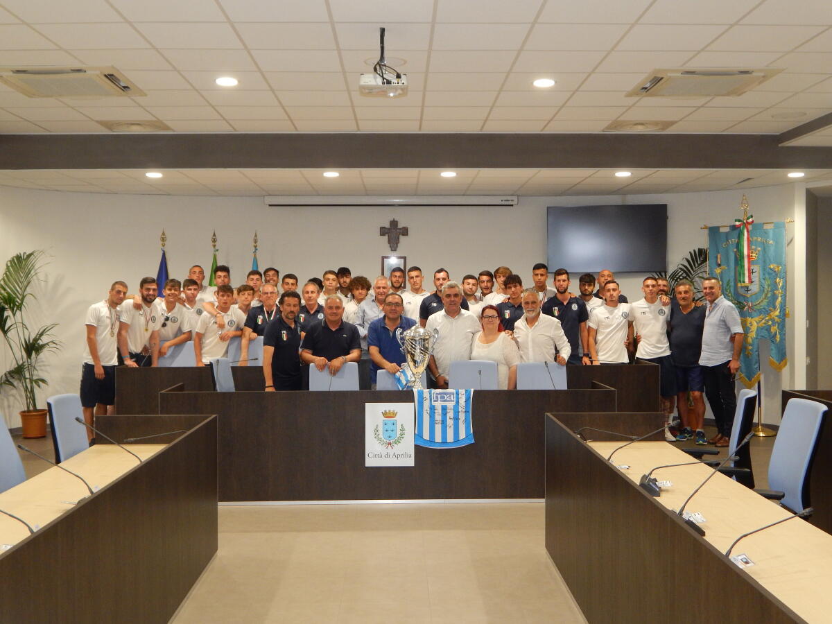 I ragazzi della Juniores Fc Aprilia Racing Club omaggiati in Comune - 
