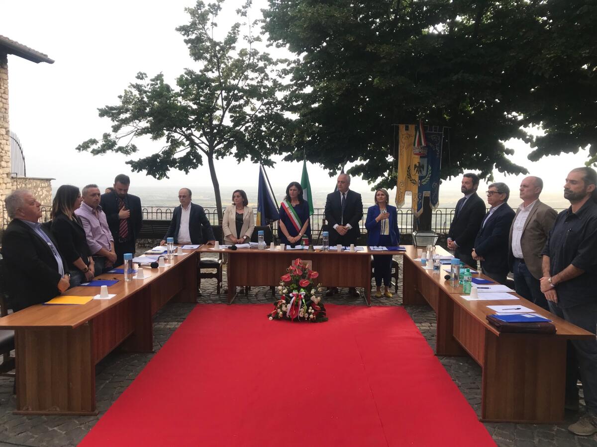 Il sindaco di Sermoneta, Giuseppina Giovannoli, presta giuramento. Presentata la giunta: il 60% è in “rosa”. - 