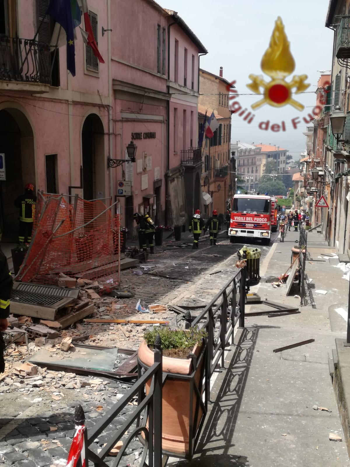 Esplosione in Corso della Costituente, a Rocca di Papa: potrebbe essersi trattato di un errore umano. Rintracciati i tre operai. - 