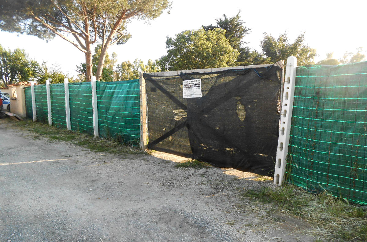 Cumuli di rifiuti da demolizione a ridosso della Pontina, terreno sequestrato - 