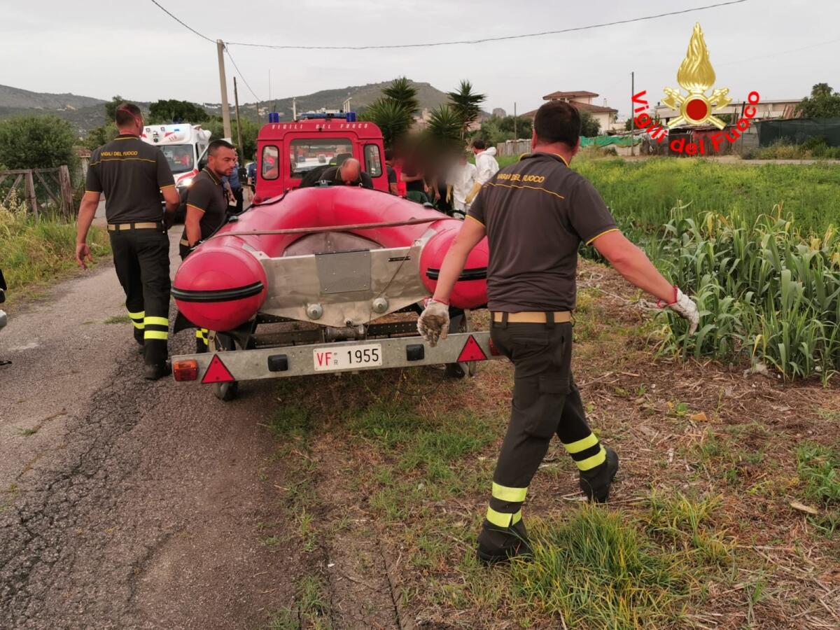 Il cadavere di un uomo recuperato in un canale di via delle Industrie, a Terracina. - 