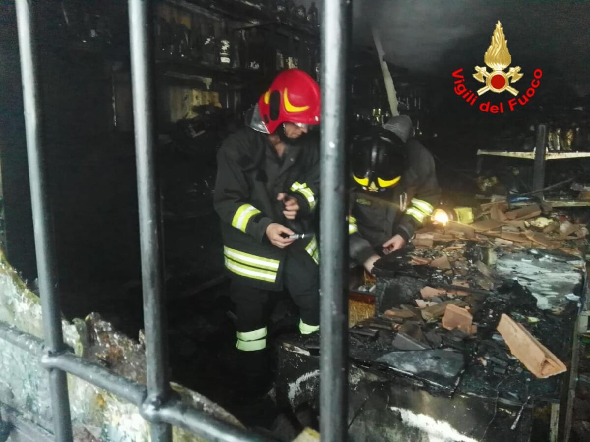 Fiamme nella notte in un negozio di alimentari a Sabaudia, in località Bella Farnia. Donna tratta in salvo dai vigili del fuoco. - 