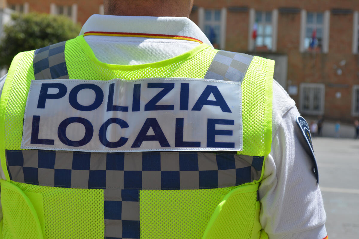 Polizia locale a Pomezia, arrivano quattro nuove auto e il vestiario ad alta visibilità - 
