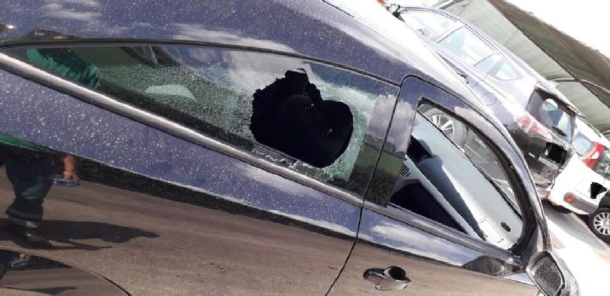 Pontina, sasso contro un'auto: finestrino distrutto e tanta paura - 