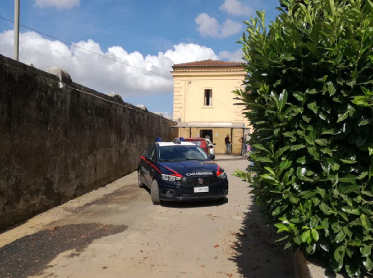 Blitz dei Carabinieri in casa  e nell’ufficio del custode del cimitero di Sezze: è indagato per sfruttamento della prostituzione. - 