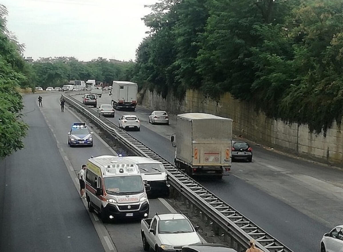 Pontina, furgoncino contro il guard rail all'altezza di Aprilia - 