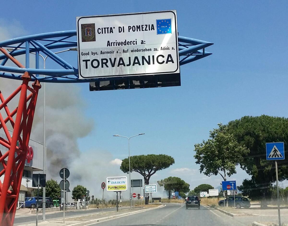 Incendio a Torvaianica, intervengono i vigili del fuoco - 
